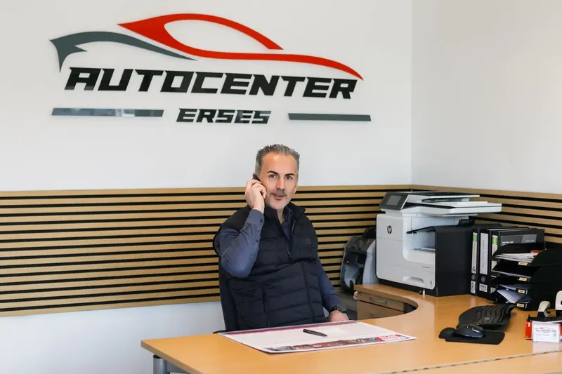 Erhan Erses am Telefon im Büro von Autocenter Erses