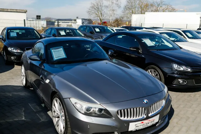 Grauer BMW Z4 und weitere Gebrauchtwagen auf dem Hof von Autocenter Erses